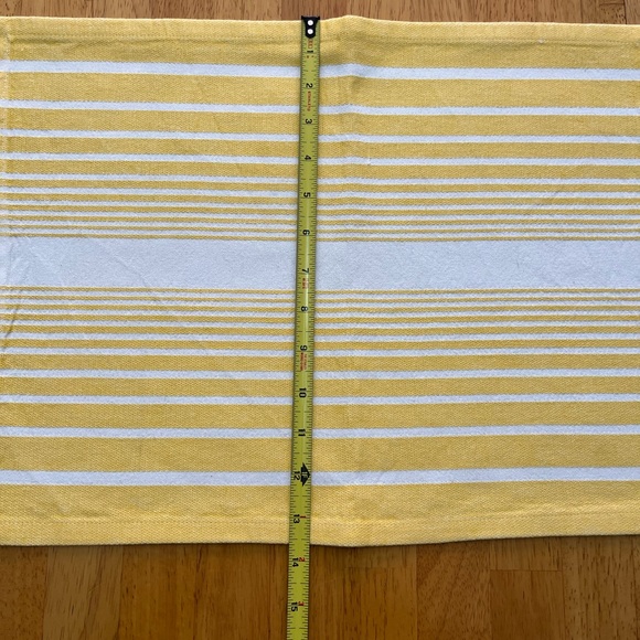 Place mats set of 4 🌷 NEVER USED 💕 Yellow and White 14” by 19” - Picture 5 of 5